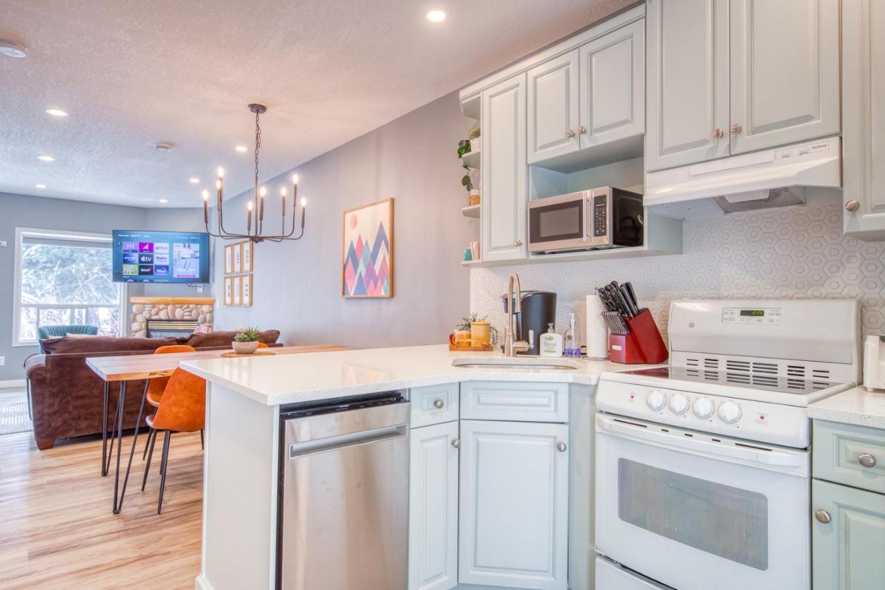 Beautiful Newly Reno 2Bdm 2 Bth Sleep Up To 6 Adults & Kids Mountain View Townhouse Suite Canmore Buitenkant foto