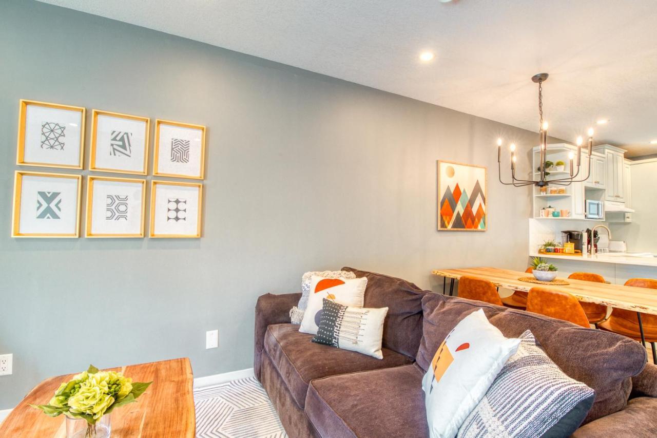 Beautiful Newly Reno 2Bdm 2 Bth Sleep Up To 6 Adults & Kids Mountain View Townhouse Suite Canmore Buitenkant foto